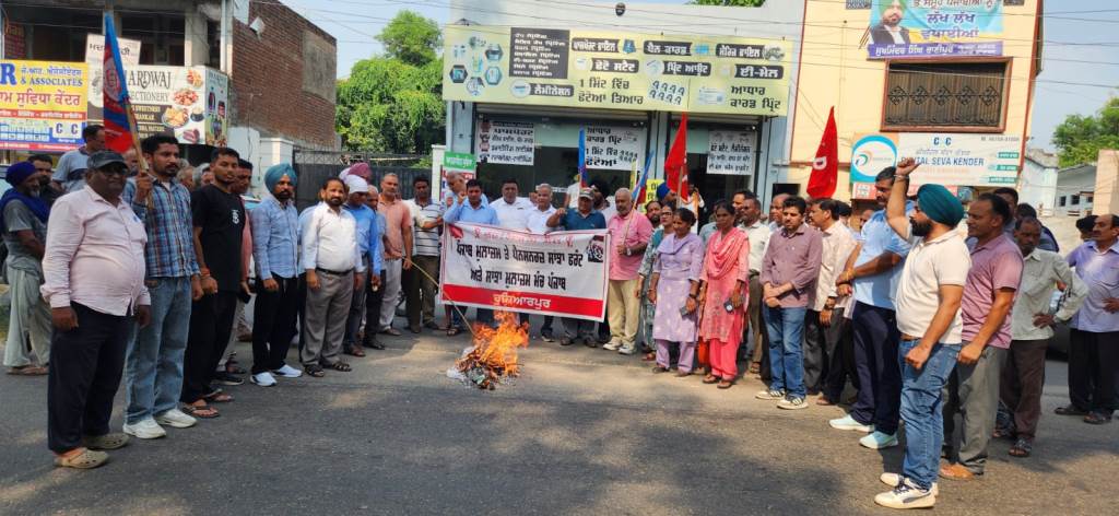 Protest against Chief Ministers refusal to attend meeting and issuing threatening letters by burning effigies
